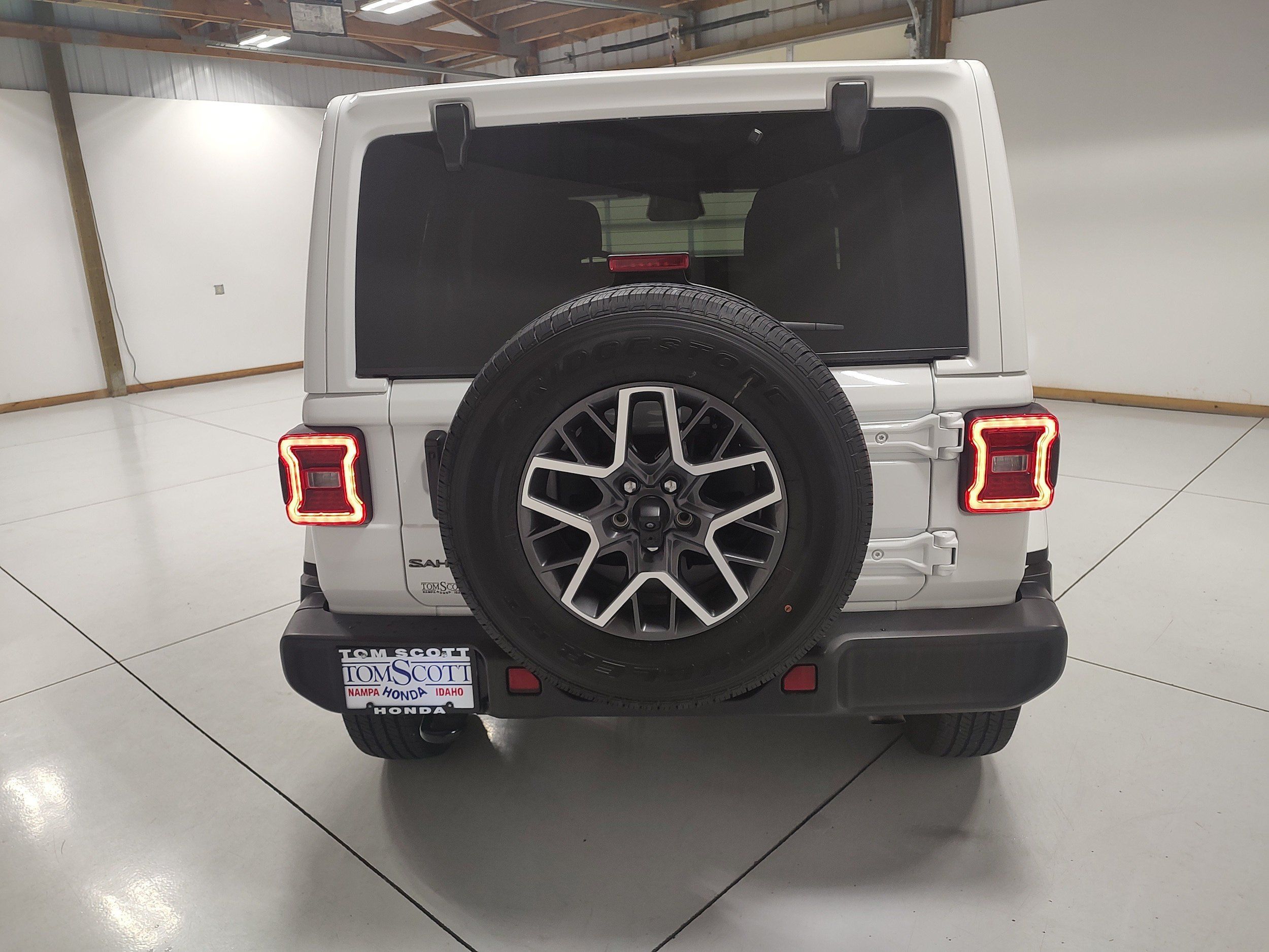 Used 2025 Jeep Wrangler Unlimited Sahara AWD/4WD image 11