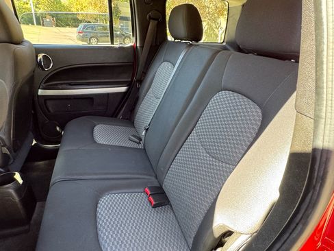 Used 2010 Chevrolet HHR LS image 8