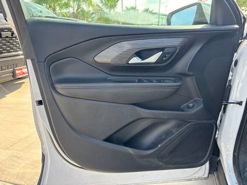 Used 2023 GMC Terrain SLE w/ Driver Convenience Package FWD image 9