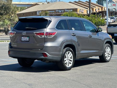 Used 2016 Toyota Highlander LE image 5
