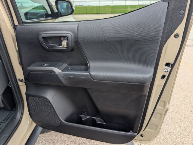 Used 2019 Toyota Tacoma TRD Sport w/ Technology Package RWD image 7