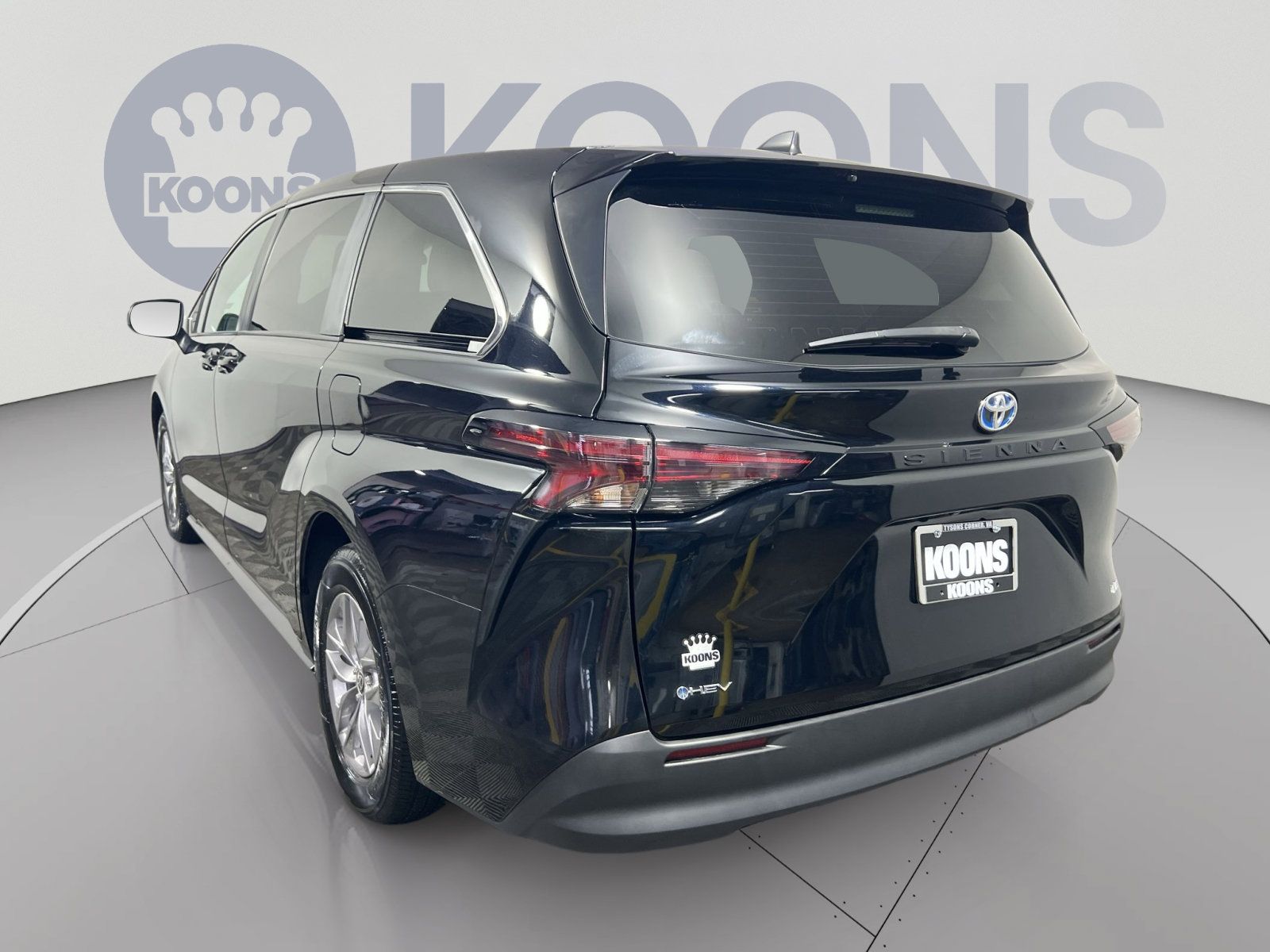 Used 2025 Toyota Sienna LE FWD image 4