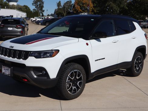 Used 2024 Jeep Compass Trailhawk w/ Trailhawk Convenience Group image 2