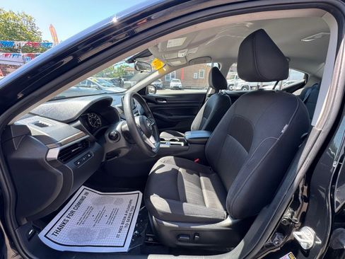 Used 2024 Nissan Altima 2.5 SV FWD image 9