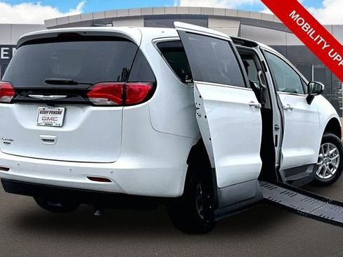 Used 2022 Chrysler Voyager LX FWD image 1