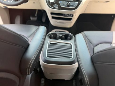Used 2023 Chrysler Pacifica Touring-L FWD image 35