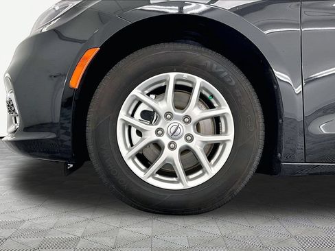 Used 2025 Chrysler Pacifica Select FWD image 9