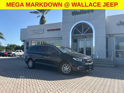 Used 2025 Chrysler Pacifica Select