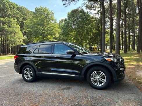 Used 2022 Ford Explorer XLT w/ Equipment Group 202A RWD image 2