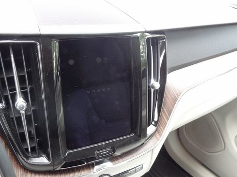 Used 2022 Volvo XC60 B5 Momentum w/ Protection Package Premier FWD image 9