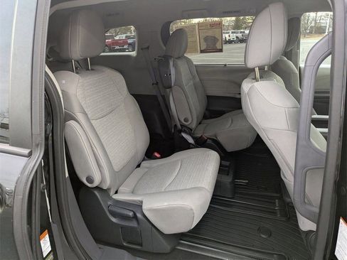 Used 2024 Toyota Sienna LE image 18