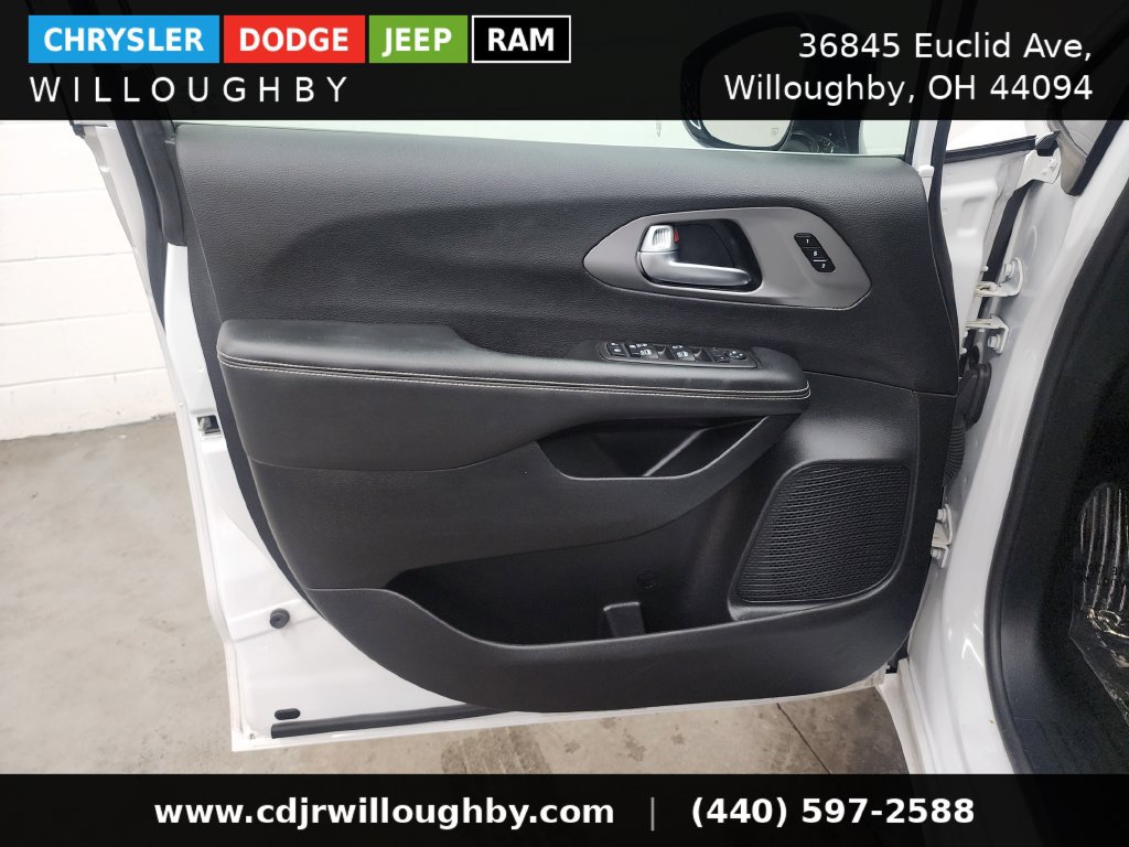 Used 2025 Chrysler Pacifica Select FWD image 11