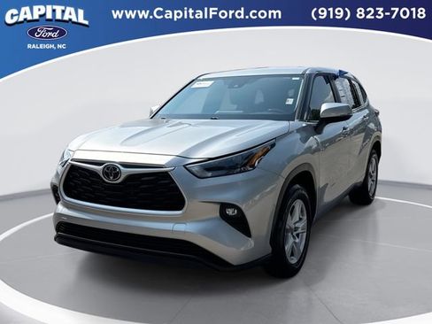 Used 2023 Toyota Highlander LE FWD image 1
