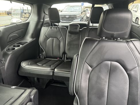Used 2025 Chrysler Pacifica Limited image 20