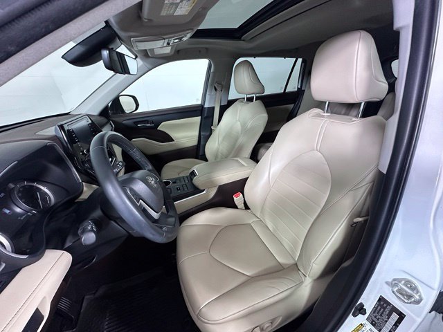 Used 2022 Toyota Highlander XLE AWD/4WD image 13
