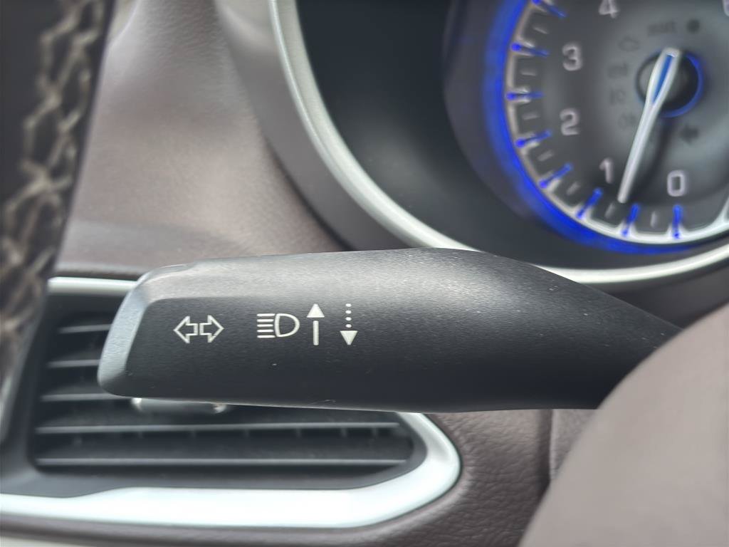 Used 2017 Chrysler Pacifica Touring-L w/ Tire & Wheel Group FWD image 10