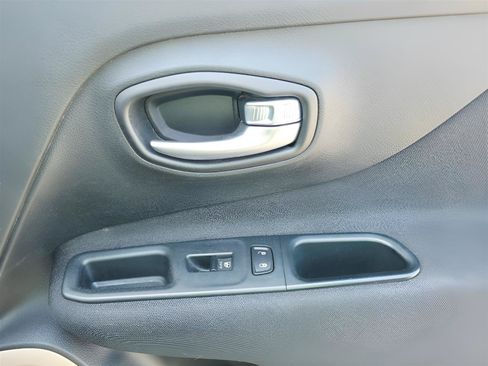 Used 2015 Jeep Renegade Latitude FWD image 13