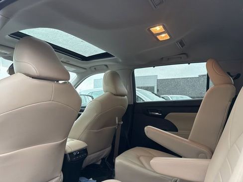Used 2024 Toyota Highlander XLE image 31