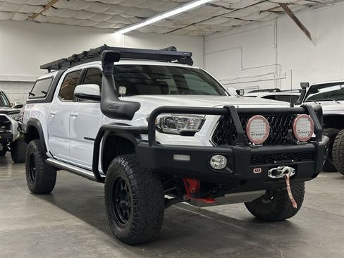 Used 2018 Toyota Tacoma TRD Off-Road AWD/4WD image 1