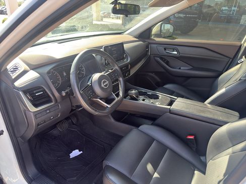 Used 2022 Nissan Rogue SV w/ SV Premium Package FWD image 2