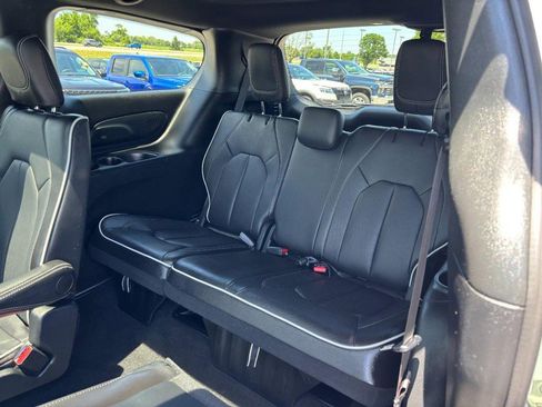 Used 2026 Chrysler Pacifica Limited FWD image 10