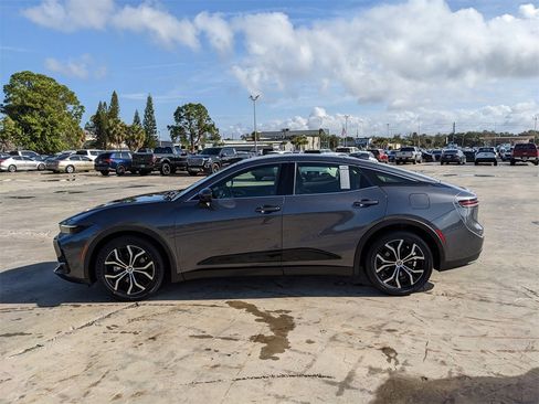 Used 2023 Toyota Crown Limited image 6