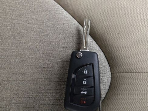 Used 2019 Toyota Camry LE image 32