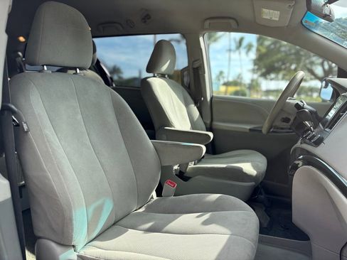Used 2013 Toyota Sienna L image 9