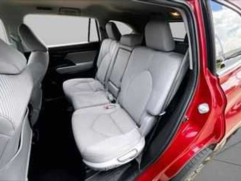 Used 2022 Toyota Highlander LE FWD image 15
