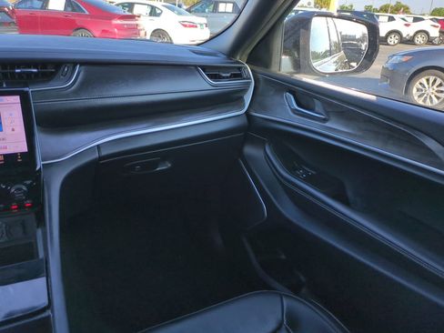 Used 2025 Jeep Grand Cherokee Limited w/ Luxury Tech Group II image 15