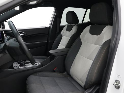 Used 2024 Chevrolet Trax RS FWD image 17