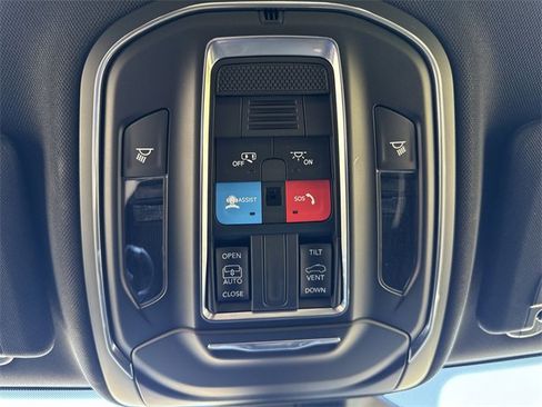 Used 2025 Jeep Grand Cherokee Laredo X image 18