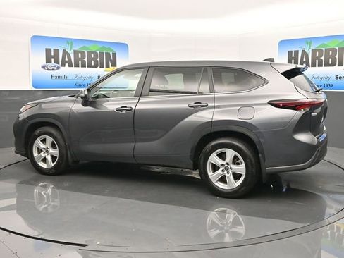 Used 2024 Toyota Highlander LE image 3