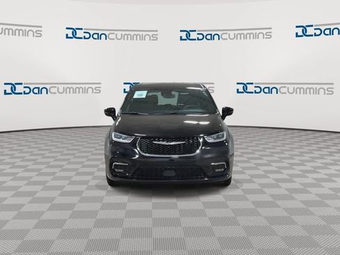 Used 2025 Chrysler Pacifica Select FWD image 3