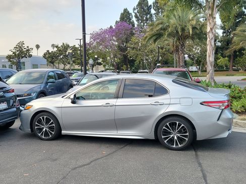 Used 2018 Toyota Camry SE FWD image 2