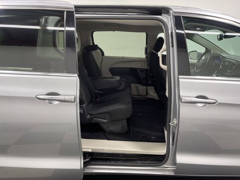 Used 2019 Chrysler Pacifica Touring Plus w/ Tire & Wheel Group image 18