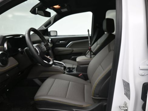 Used 2026 Chevrolet Colorado ZR2 w/ Technology Package AWD/4WD image 13