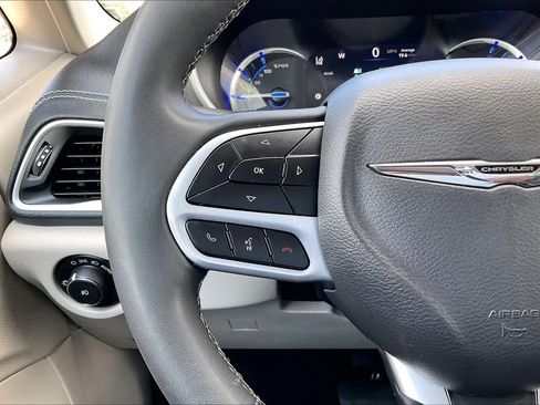Used 2023 Chrysler Pacifica Touring-L FWD image 23