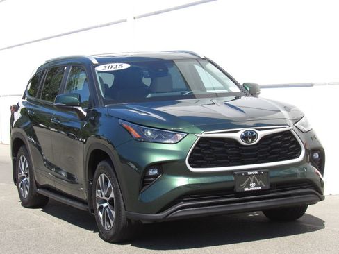 Certified 2025 Toyota Highlander XLE AWD/4WD image 2