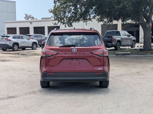 Used 2022 Toyota Sienna XLE FWD image 6