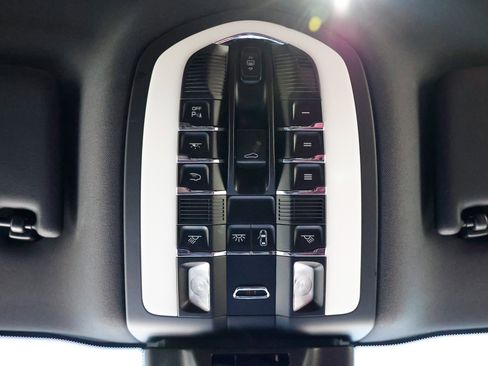 Used 2019 Porsche Macan AWD/4WD image 53