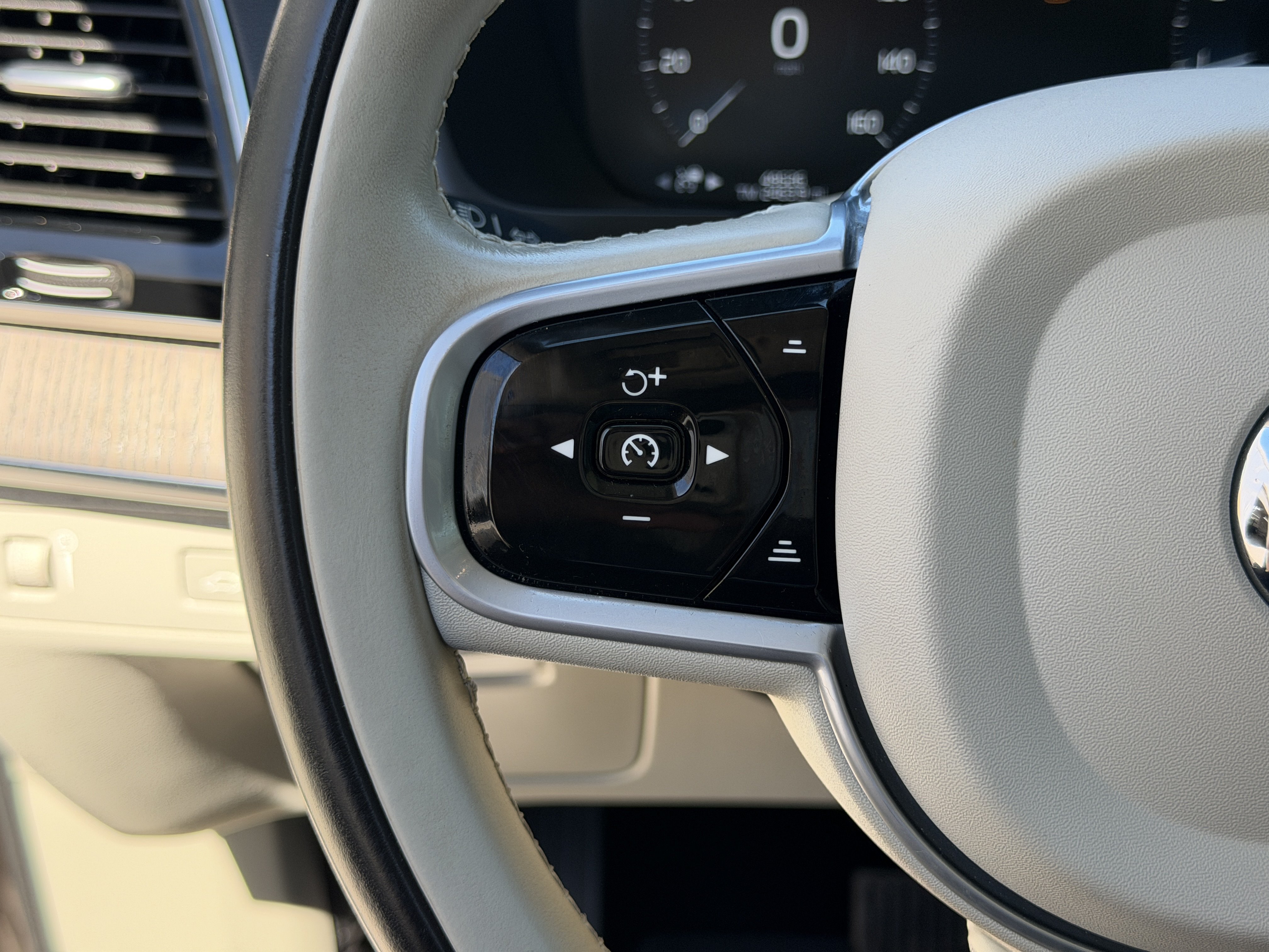 Used 2022 Volvo XC90 T6 Inscription w/ Lounge Package AWD/4WD image 32
