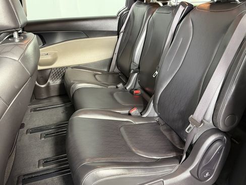 Used 2025 Kia Carnival image 26