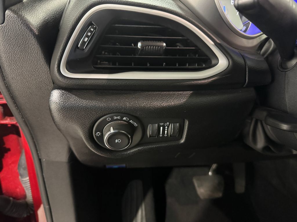 Used 2025 Chrysler Pacifica Select FWD image 34