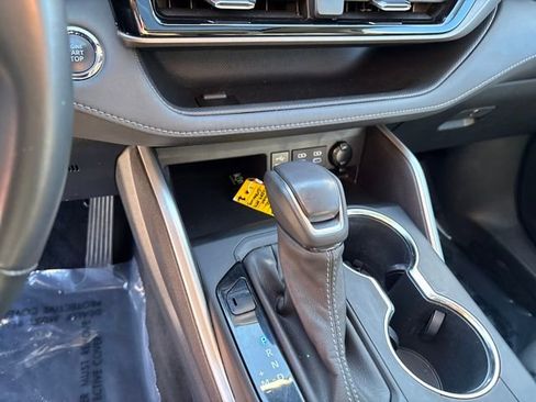 Used 2022 Toyota Highlander XLE image 26