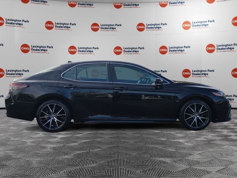 Used 2022 Toyota Camry SE image 8