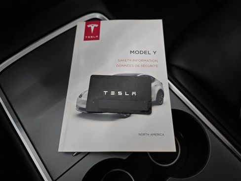 Used 2022 Tesla Model Y Long Range AWD/4WD image 40