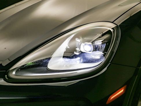 Certified 2023 Porsche Cayenne AWD/4WD image 11