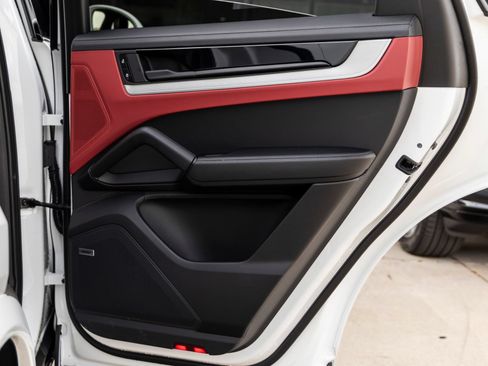 Certified 2025 Porsche Cayenne Coupe AWD/4WD image 37