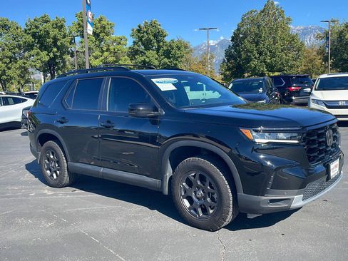 Used 2025 Honda Pilot TrailSport image 3